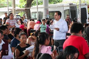 Julio León avanza hacia cobertura total de becas en Colima