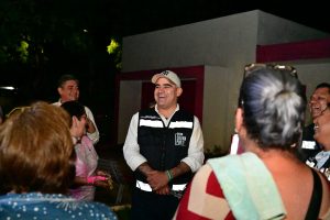 Riult Rivera recorre junto a vecinos la colonia El Porvenir durante patrullaje nocturno; queda iluminada al 100%