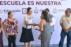 Rosi Bayardo participa en la entrega de apoyos de La Escuela es Nuestra