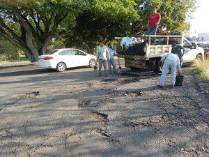 Colima refuerza el bacheo en la Avenida Camino Real