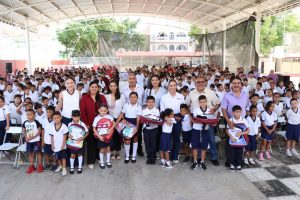 Gobierno del Estado entrega en Manzanillo y Minatitlán Colibecas Mochilas, Útiles y Uniforme